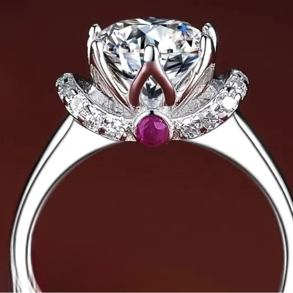 Sterling Silver Moissanite Diamond 💎 Ring 💍
Size 8